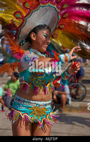 Tobas Tanzgruppe in reich verzierten Kostüm durchführen an den jährlichen Karneval Andino con la Fuerza del Sol in Arica, Chile. Stockfoto