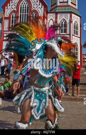 Tobas Tanzgruppe in reich verzierten Kostüm durchführen an den jährlichen Karneval Andino con la Fuerza del Sol in Arica, Chile. Stockfoto