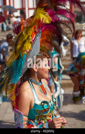 Tobas Tanzgruppe in reich verzierten Kostüm durchführen an den jährlichen Karneval Andino con la Fuerza del Sol in Arica, Chile. Stockfoto