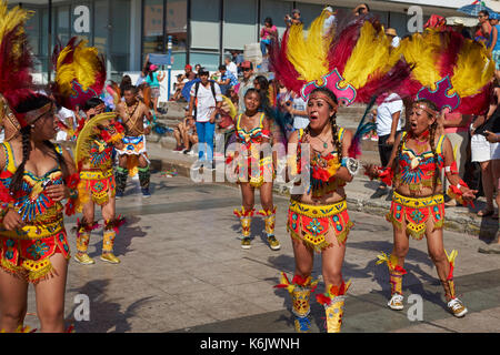 Tobas Tanzgruppe in reich verzierten Kostüm durchführen an den jährlichen Karneval Andino con la Fuerza del Sol in Arica, Chile. Stockfoto