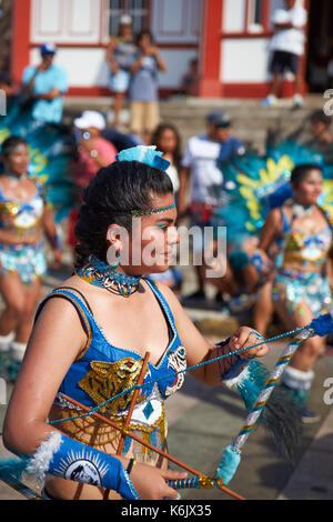 Tobas Tanzgruppe in reich verzierten Kostüm durchführen an den jährlichen Karneval Andino con la Fuerza del Sol in Arica, Chile. Stockfoto