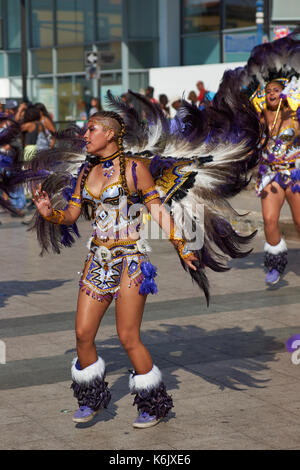 Tobas Tanzgruppe in reich verzierten Kostüm durchführen an den jährlichen Karneval Andino con la Fuerza del Sol in Arica, Chile. Stockfoto