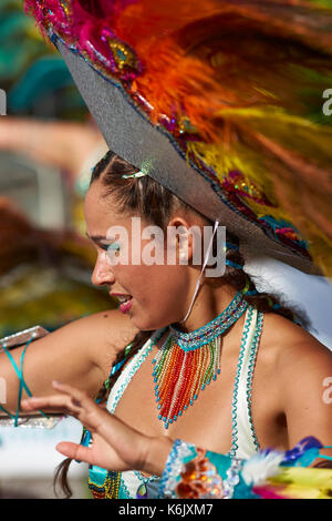 Tobas Tanzgruppe in reich verzierten Kostüm durchführen an den jährlichen Karneval Andino con la Fuerza del Sol in Arica, Chile. Stockfoto