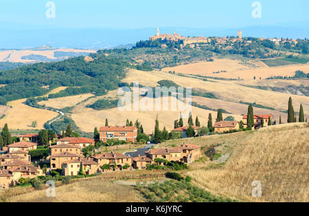 Die schöne Landschaft der Toskana Sommer morgen auf dem Land in Montepulciano Region. Typisch für die Italien Region Toskana Bauernhof Häuser, Hügel, Weizen fiel Stockfoto