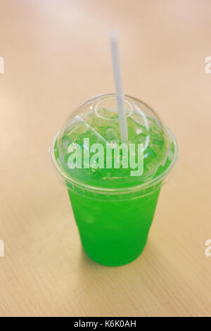 Grün Soda in das Glas auf den Tisch. Stockfoto