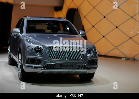 Der Bentley Bentayga ist auf der Pressekonferenz vorgestellt. British luxury car Hersteller Bentley, ein Teil der Volkswagen Gruppe, stellte der neue Continental GT auf einer Pressekonferenz der 2017 Internationale Automobil-Ausstellung (IAA) in Frankfurt am Main. (Foto von Michael Debets/Pacific Press) Stockfoto