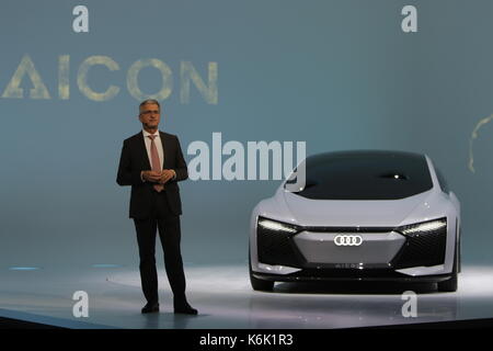 Rupert Stadler, Vorstandsvorsitzender der AUDI AG, präsentiert den Audi Concept Car Aicon auf der Pressekonferenz. Der deutsche Autohersteller Audi, ein Teil der Volkswagen Gruppe, stellte die beiden selbst Fahrer Concept Cars Elaine und Aicon auf einer Pressekonferenz der 2017 Internationale Automobil-Ausstellung (IAA). (Foto von Michael Debets/Pacific Press) Stockfoto