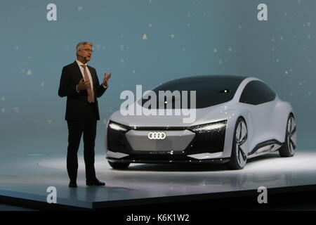 Rupert Stadler, Vorstandsvorsitzender der AUDI AG, präsentiert den Audi Concept Car Aicon auf der Pressekonferenz. Der deutsche Autohersteller Audi, ein Teil der Volkswagen Gruppe, stellte die beiden selbst Fahrer Concept Cars Elaine und Aicon auf einer Pressekonferenz der 2017 Internationale Automobil-Ausstellung (IAA). (Foto von Michael Debets/Pacific Press) Stockfoto