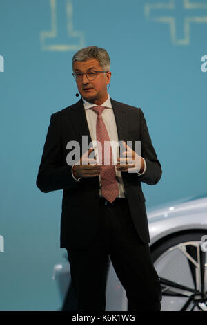 Rupert Stadler, Vorstandsvorsitzender der AUDI AG, präsentiert den Audi Concept Car Aicon auf der Pressekonferenz. Der deutsche Autohersteller Audi, ein Teil der Volkswagen Gruppe, stellte die beiden selbst Fahrer Concept Cars Elaine und Aicon auf einer Pressekonferenz der 2017 Internationale Automobil-Ausstellung (IAA). (Foto von Michael Debets/Pacific Press) Stockfoto