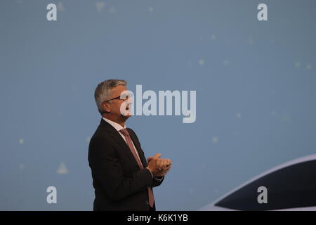 Rupert Stadler, Vorstandsvorsitzender der AUDI AG, präsentiert den Audi Concept Car Aicon auf der Pressekonferenz. Der deutsche Autohersteller Audi, ein Teil der Volkswagen Gruppe, stellte die beiden selbst Fahrer Concept Cars Elaine und Aicon auf einer Pressekonferenz der 2017 Internationale Automobil-Ausstellung (IAA). (Foto von Michael Debets/Pacific Press) Stockfoto