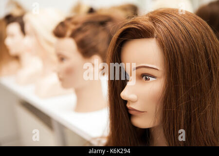 Verschiedene mannequin mit verschiedenen Frisuren Stockfoto