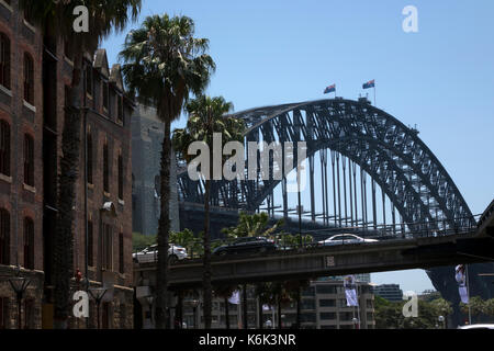 Sydney Harbour Bridge gesehen, von den Felsen Sydney Australien Menschen oben auf der Brücke eine Bridge Climb Stockfoto