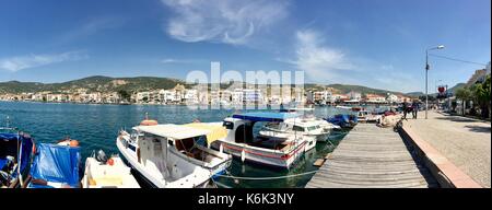 FOÇA, Türkei - 29. APRIL 2017: Hafen und Boot Hafen auf die Altstadt von Foca Izmir. Durch Dichtungen schwebend im Meer der Stadt, die Siedlung wurde genannt Stockfoto