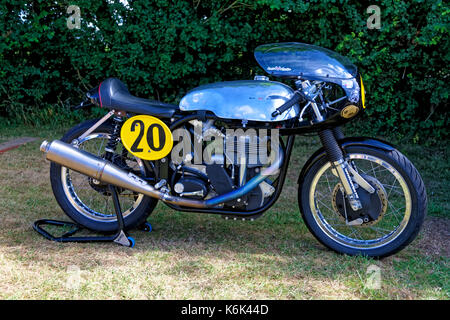 1961 Ecurie Sportliche 500 Norton Racing Motorrad an die 2017 Grand National Motorcycle Meeting, Castle Combe Rennstrecke, Wiltshire, Großbritannien. Stockfoto