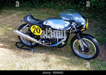1961 Ecurie Sportliche 500 Norton Racing Motorrad an die 2017 Grand National Motorcycle Meeting, Castle Combe Rennstrecke, Wiltshire, Großbritannien. Stockfoto