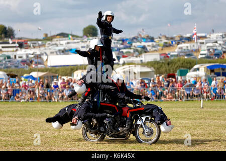 Die britische Armee, Royal Signale Motorrad Display Team, das Weiße Helme am 2017 Great Dorset Steam Fair, Tarrant Hinton, Blandford, Dorset, Großbritannien. Stockfoto