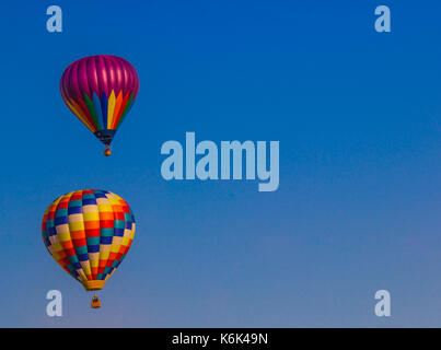 Zwei bunte Heißluftballons gegen den blauen Himmel Stockfoto