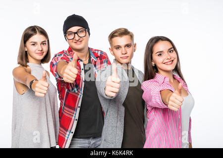 Happy Gruppe junger Freunde geben Daumen bis auf weißem Hintergrund Stockfoto