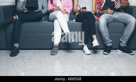 Gruppe von aufgeregt Freund Team auf dem Sofa isoliert Stockfoto