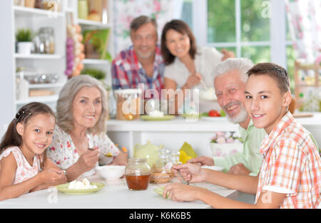 Happy Family Mit Frühstück Stockfoto