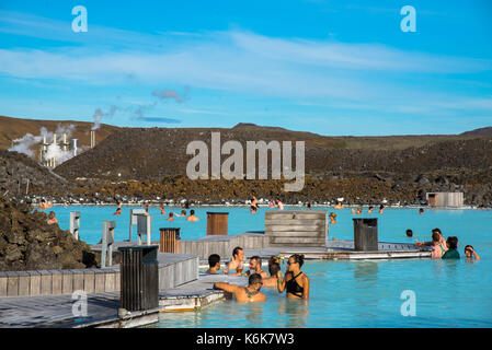 Touristen im Thermalbad die Blaue Lagune, Island Stockfoto