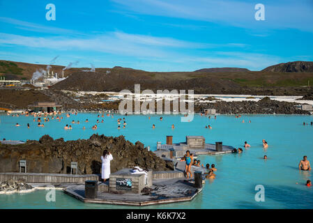 Touristen im Thermalbad die Blaue Lagune, Island Stockfoto