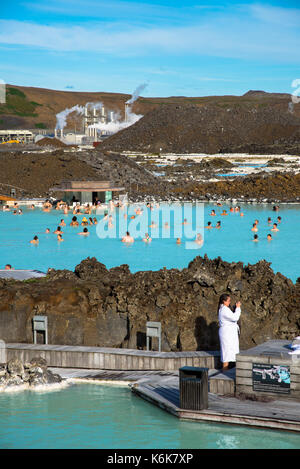 Touristen im Thermalbad die Blaue Lagune, Island Stockfoto