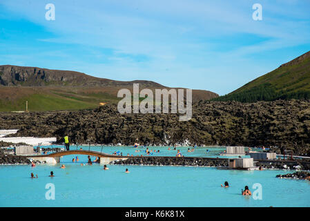 Touristen im Thermalbad die Blaue Lagune, Island Stockfoto