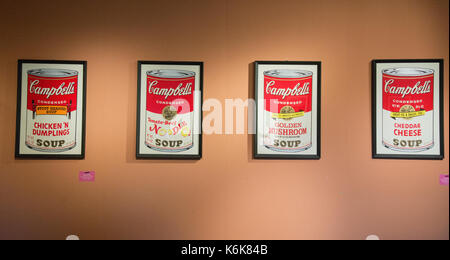 Kunstwerke von Andy Warhol bei Exposition in Agrigent, Sizilien Stockfoto