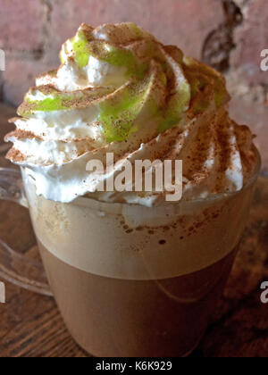 Köstliche peppermint Mocha garniert mit Sahne und Pfefferminz Sirup Stockfoto