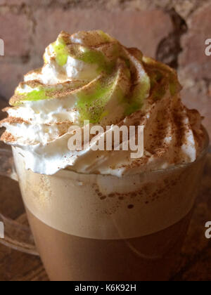 Köstliche peppermint Mocha garniert mit Sahne und Pfefferminz Sirup Stockfoto