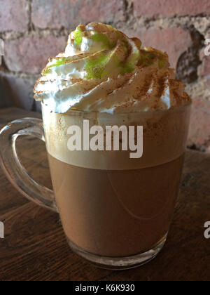 Köstliche peppermint Mocha garniert mit Sahne und Pfefferminz Sirup Stockfoto