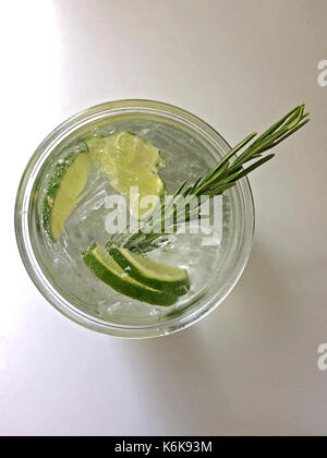 Klassischer Gin und Tonic Cocktail mit Limette, Zitrone & Rosmarin Stockfoto