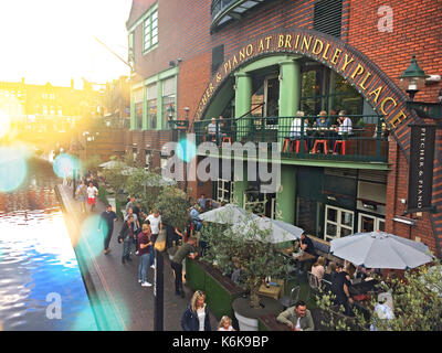 Birmingham, Großbritannien - 5. August 2017: Birmingham Kanäle - Brindley Place, Touristen und Einheimische ein Sommerabend genießen. Stockfoto