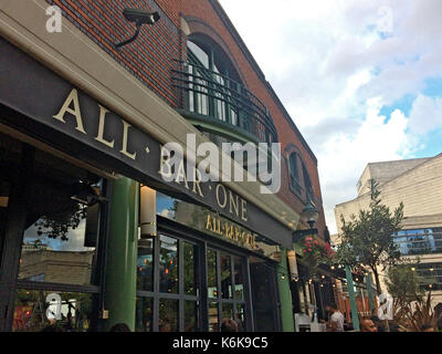 Birmingham, Großbritannien - 5. August 2017: All Bar One-Brindley Place, Touristen und Einheimische ein Sommerabend genießen. Stockfoto