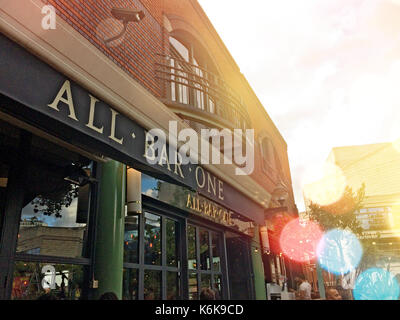 Birmingham, Großbritannien - 5. August 2017: All Bar One-Brindley Place, Touristen und Einheimische ein Sommerabend genießen. Stockfoto