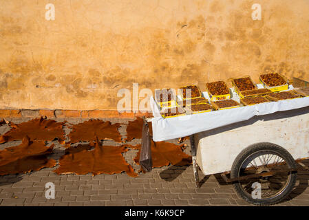 Das Trocknen von Skins und Karre mit getrockneten Früchten in Marrakesch, Marokko Stockfoto