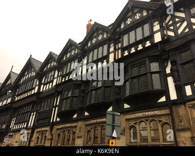 CHESTER, Großbritannien - 14 April, 2017: Blick auf die Gebäude im Stadtzentrum von Chester, Cheshire, Großbritannien Stockfoto