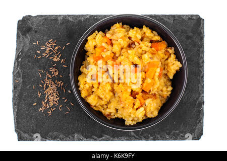 Reis mit Gemüse Schüssel in schwarz auf weißem Hintergrund. Blick von oben. Studio Foto Stockfoto