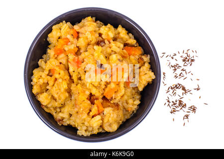 Reis mit Gemüse Schüssel in schwarz auf weißem Hintergrund. Blick von oben. Studio Foto Stockfoto