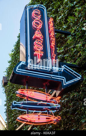 Charleston South Carolina, historische Innenstadt, Coast Bar & Grill, Restaurants, Restaurants, Restaurants, Restaurants, Cafés, Meeresfrüchte, Neonschild, SC170514049 Stockfoto