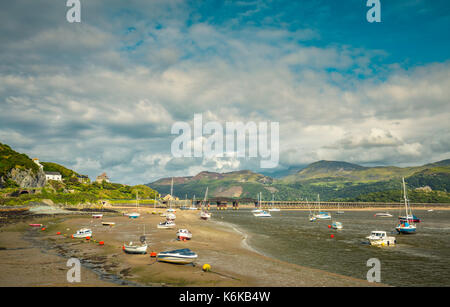 Barmouth Hafen Boote mit Eisenbahnbrücke und Berge im Hintergrund Stockfoto