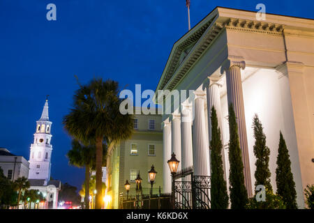 Charleston South Carolina, historische Innenstadt, Meeting Street, Hibernian Hall, dorische Säulen, St. Michaels Kirche, Kirchturm, beleuchtet, ionische Säule, Nacht, SC17 Stockfoto
