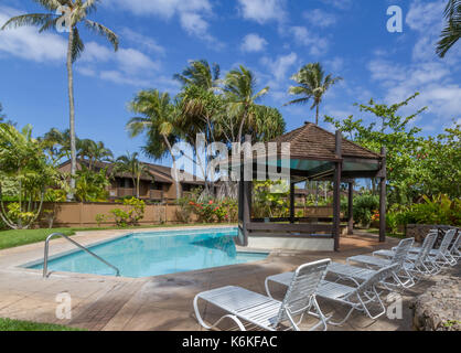 Pool von einem Gebäudekomplex in Hawaii Stockfoto