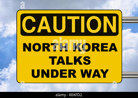 Nordkorea-Gespräche im Gange, politische Warnung gelben Straßenschild Stockfoto