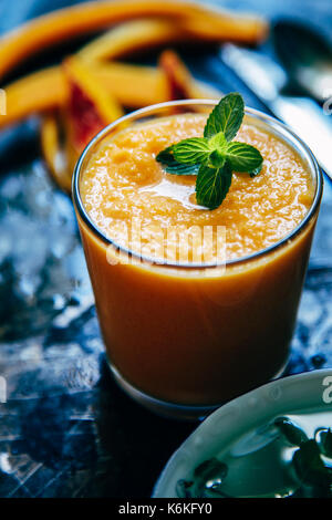 Orange Smoothie mit Blätter frische Minze Stockfoto