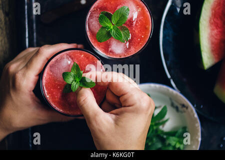 Person schmückt Rot smoothie Stockfoto