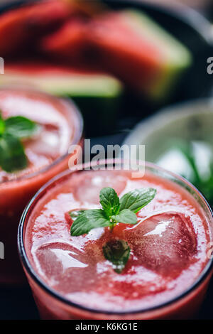 Zwei Gläser rot Smoothie Stockfoto