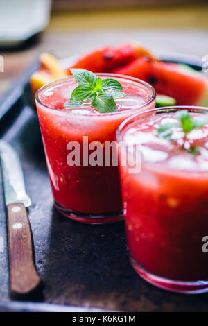 Zwei Gläser rot Smoothie Stockfoto