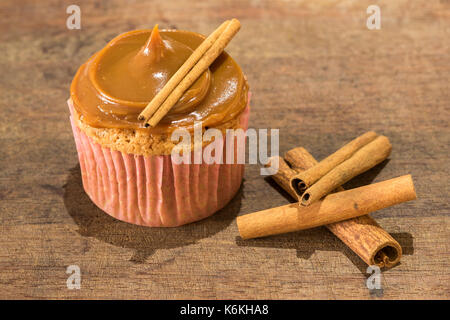 Hausgemachte zimt Cupcake mit Milch Marmelade auf Holzbrett - Horizontal Stockfoto